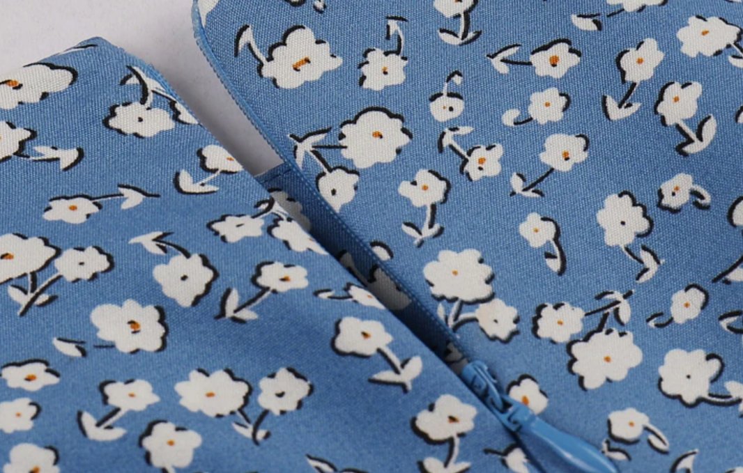 Vintage Modré Rozšířené Šaty S Bílými Květy