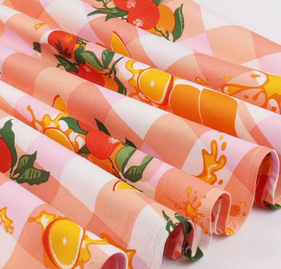 Vintage Šaty S Kulatým Výstřihem A Růžovými Květy